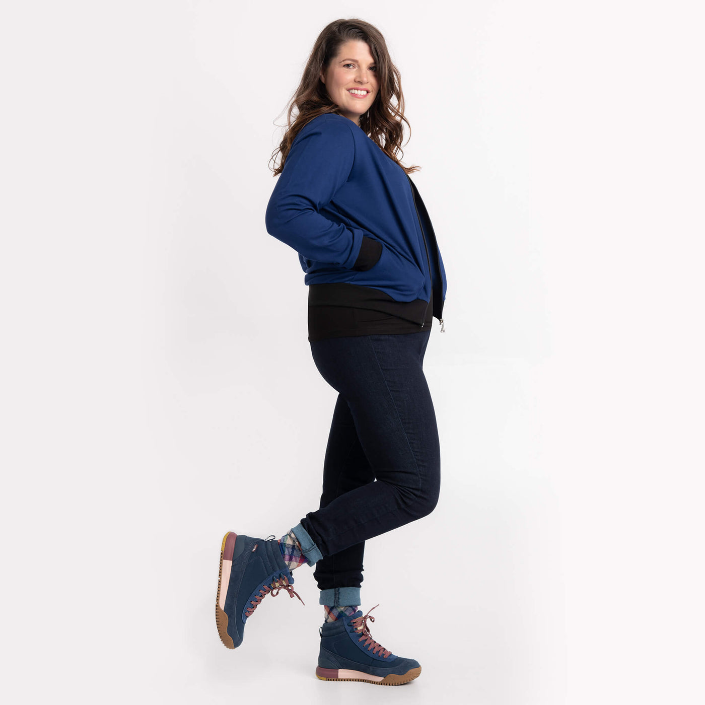 Veste Billy bomber bleu royal, chandail Kaelie noir, pantalon Rachel Yoga jeans: des créations Québécoises signées KSL