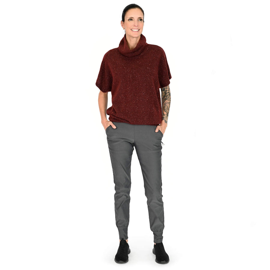 Chandail Amélie en tricot bordeaux / Pantalon Sasha gris : deux créations de KSL