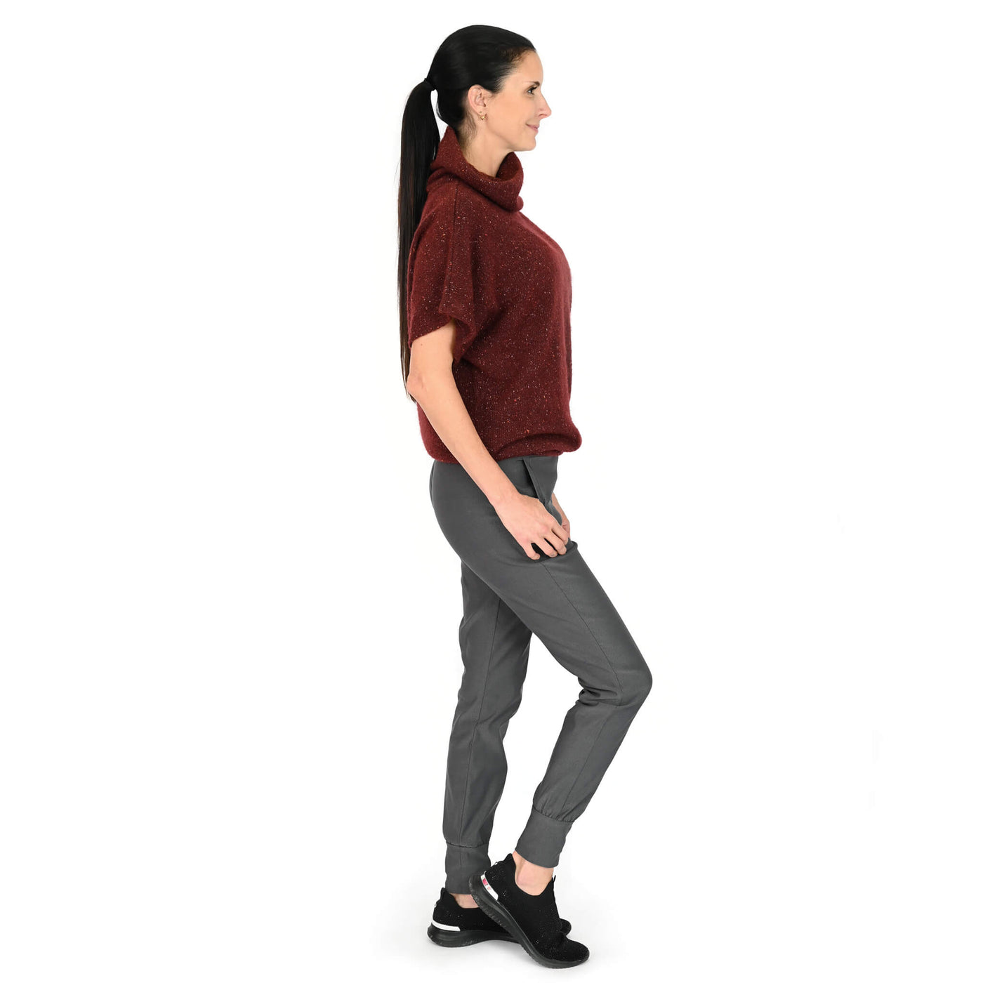 Chandail Amélie en tricot bordeaux / Pantalon Sasha gris : deux créations de KSL