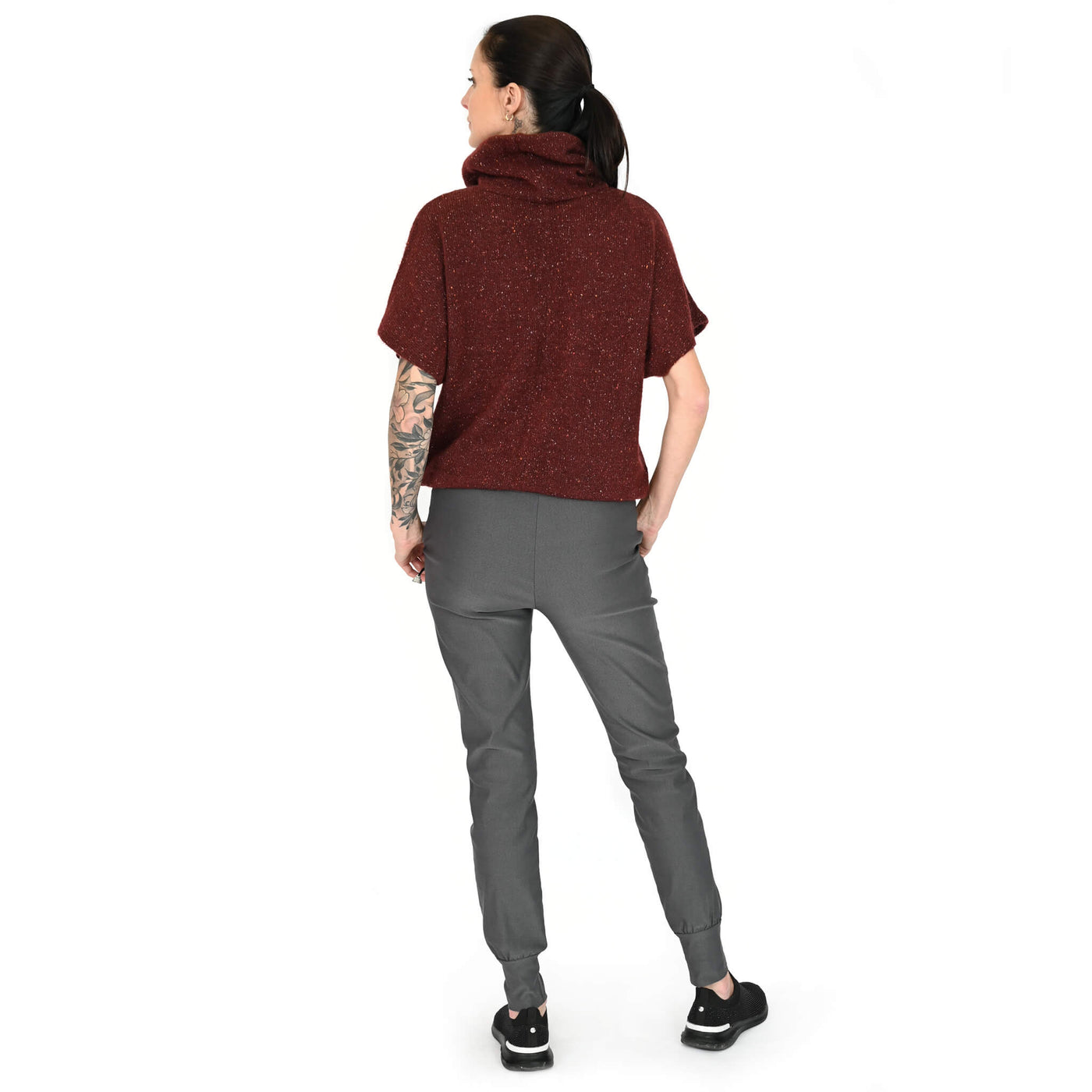 Chandail Amélie en tricot bordeaux / Pantalon Sasha gris : deux créations de KSL