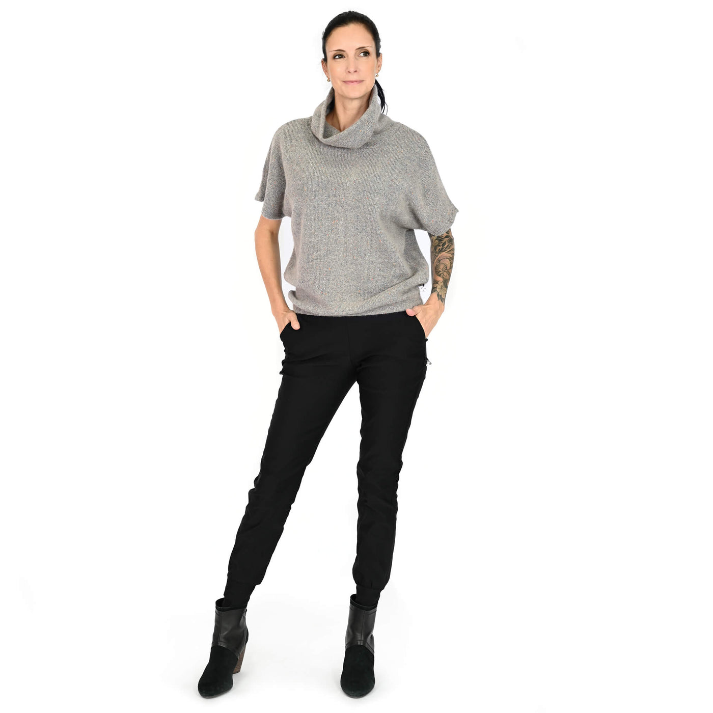 Chandail Amélie en tricot gris moyen / Pantalon Sasha noir : deux créations de KSL