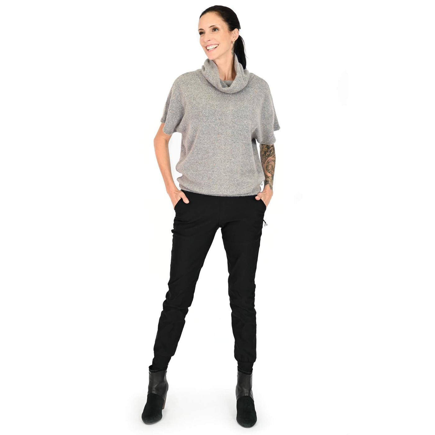 Chandail Amélie en tricot gris moyen / Pantalon Sasha noir : deux créations de KSL