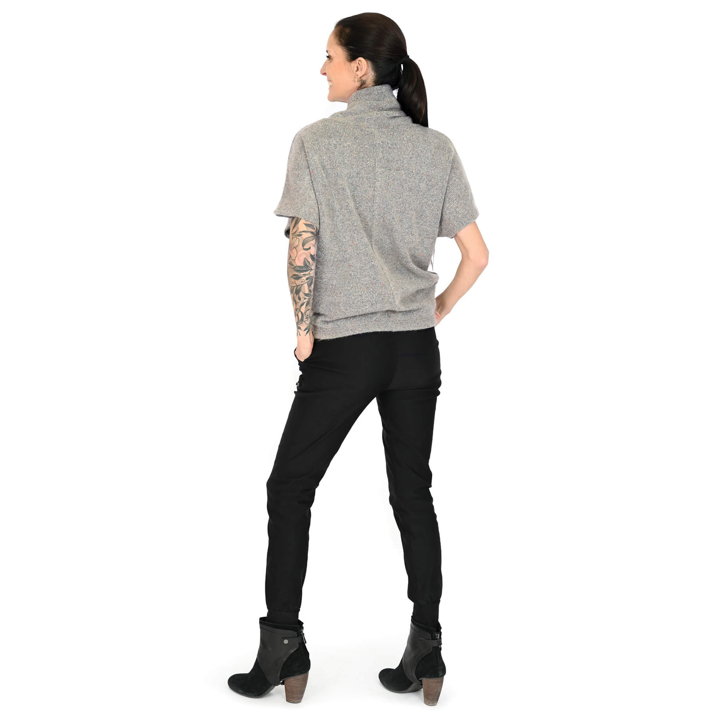 Chandail Amélie en tricot gris moyen / Pantalon Sasha noir : deux créations de KSL